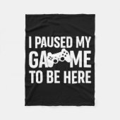 I Paused My Game To Be Here Gamer Humor Quote Fleecedecke (Vorderseite)