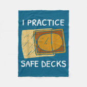 I Practice Safe Decks Trading Card Game Pun Humor  Fleecedecke (Vorderseite)