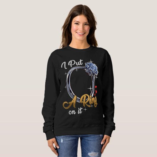 I Put A Ring On It Funny Engagement Engaged Future Sweatshirt (Vorne ganz)