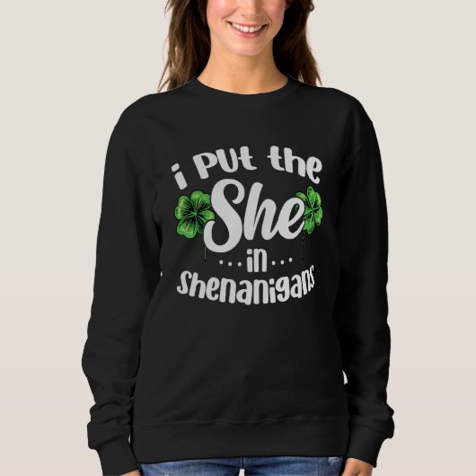 I Put The She In Shenanigans Lucky Shamrock St Pat Sweatshirt (Vorderseite)