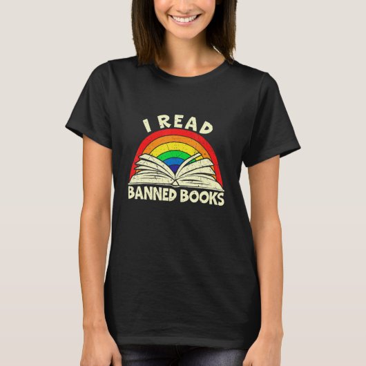 I Read Banned Books Rainbow Reading Book T-Shirt (Vorderseite)