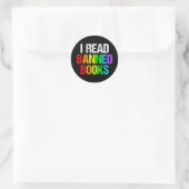 I Read Banned Books Rainbow Runder Aufkleber (Tasche)