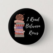 I Read Between Rows Crochet Knitting Book Lover Button (Vorderseite)