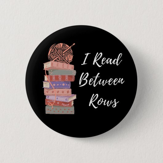 I Read Between Rows Crochet Knitting Book Lover Button (Vorderseite)