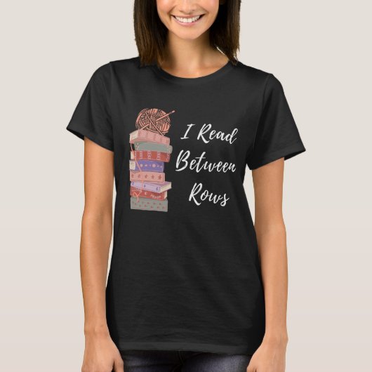 I Read Between Rows Crochet Knitting Book Lover T-Shirt (Vorderseite)