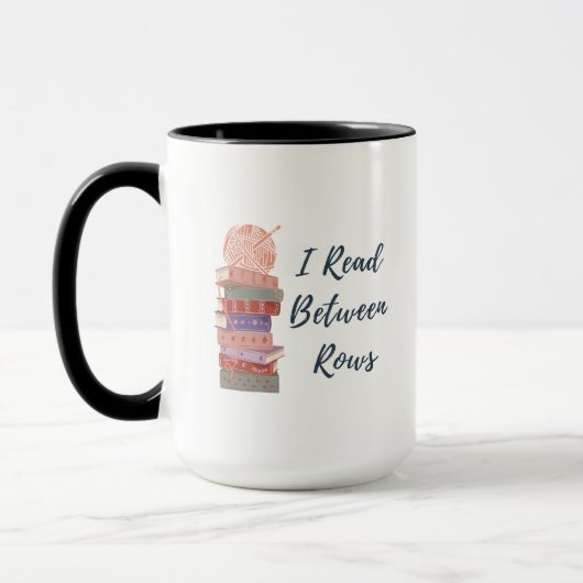 I Read Between Rows Crochet Knitting Book Lover Tasse (Links)
