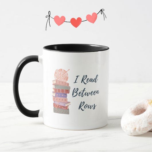 I Read Between Rows Crochet Knitting Book Lover Tasse