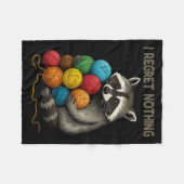 I Regret Nothing Funny Raccoon Lovers Yarn Lover W Fleecedecke (Vorderseite (Horizontal))