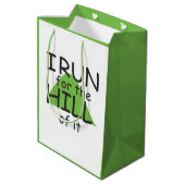 I Run for the Hill it © - Funny Runner Geschenktas Mittlere Geschenktüte (Rückseite Schrägansicht)