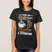 I run on Caffeine Plucking and Striking Harp T-Shirt (Vorderseite)