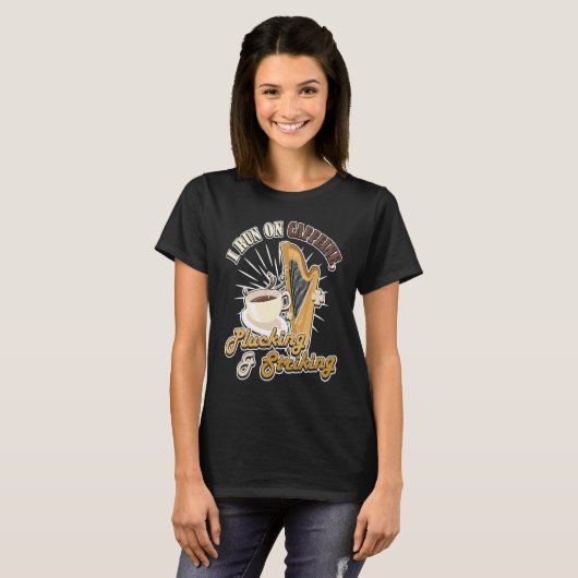 I run on Caffeine Plucking & Striking Harp T-Shirt (Vorne ganz)
