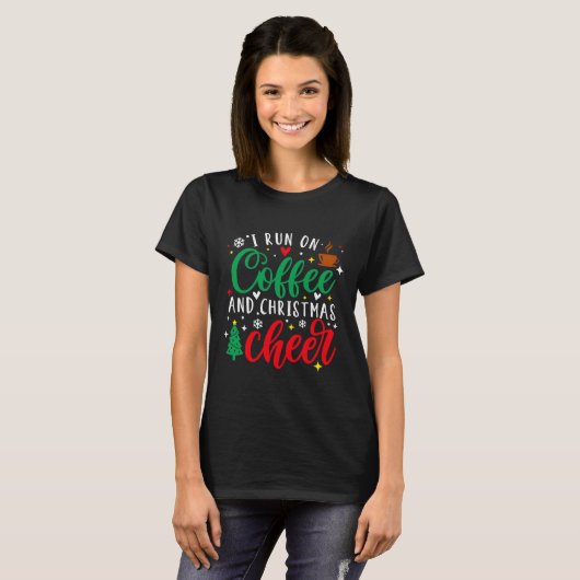 I Run On Coffee And Christmas Cheer Fun Coffee Lov T-Shirt (Vorne ganz)