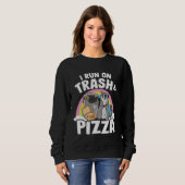 I Run On Trash And Pizza Rainbow Raccoon Sweatshirt (Vorne ganz)