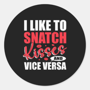 I Snatch Kisses &amp; Vice Versa Funny Adult Sayin Runder Aufkleber