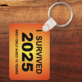 I Survived 2025 Schlüsselanhänger (Rückseite)