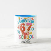 I Survived 67 Days of School - Custom Name Persona Zweifarbige Tasse (Mittel)