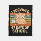 I Survived 67 Days Of School Funny Coffee Owl Scho Fleecedecke (Vorderseite)