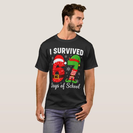 I Survived 67 Days Of School Funny Elf Christmas S T-Shirt (Vorne ganz)