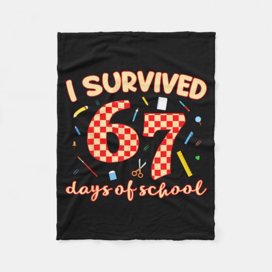 I Survived 67 Days Of School Funny Meme Student Te Fleecedecke (Vorderseite)