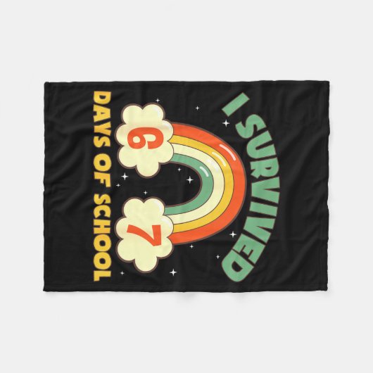 I Survived 67 Days Of School Funny Meme Student Te Fleecedecke (Vorderseite (Horizontal))