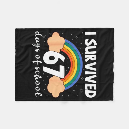 I Survived 67 Days Of School Funny Meme Student Te Fleecedecke (Vorderseite (Horizontal))