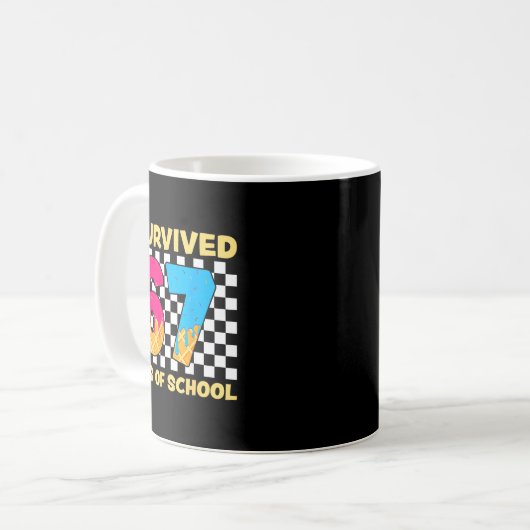 I Survived 67 Days Of School Funny Meme Student Te Kaffeetasse (Vorderseite Links)