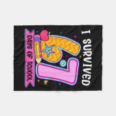 I Survived 67 Days Of School Funny Meme Teacher St Fleecedecke (Vorderseite (Horizontal))