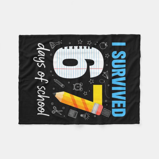 I Survived 67 Days Of School Funny Meme Teacher St Fleecedecke (Vorderseite (Horizontal))