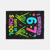 I Survived 67 Days Of School Funny Meme Teacher St Fleecedecke (Vorderseite (Horizontal))