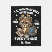 I Survived 67 Days Of School Funny Raccoon Fleecedecke (Vorderseite)