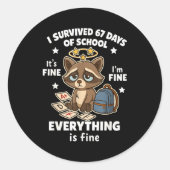 I Survived 67 Days Of School Funny Raccoon Runder Aufkleber (Vorderseite)