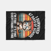 I Survived 67 Days Of School I'm Fine It's Fine Ev Fleecedecke (Vorderseite (Horizontal))