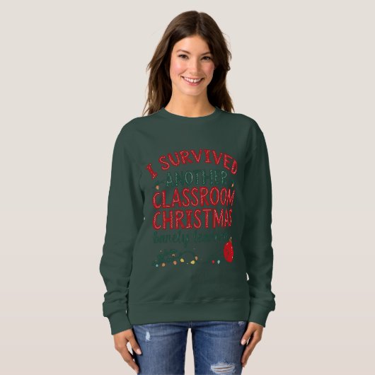 I Survived Another Classroom Christmas Sweatshirt (Vorne ganz)