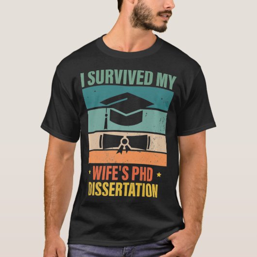 i survived my wifes PhD Dissertation graduation gi T-Shirt (Vorderseite)