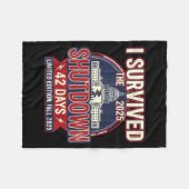 I Survived The 2025 Shutdown Funny Litical Quote Fleecedecke (Vorderseite (Horizontal))