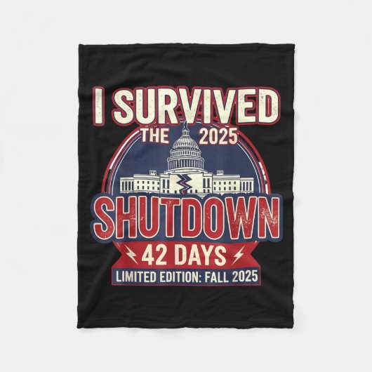 I Survived The 2025 Shutdown Funny Litical Quote Fleecedecke (Vorderseite)