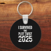 I Survived The Plot Twist Of 2025 Funny 2026 New Y Schlüsselanhänger (Vorderseite)