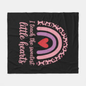 I Teach The Sweetest Hearts Rainbow Teacher Fleecedecke (Vorderseite (Horizontal))