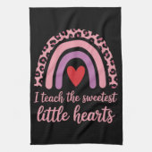 I Teach The Sweetest Hearts Rainbow Teacher Geschirrtuch (Vertikal)