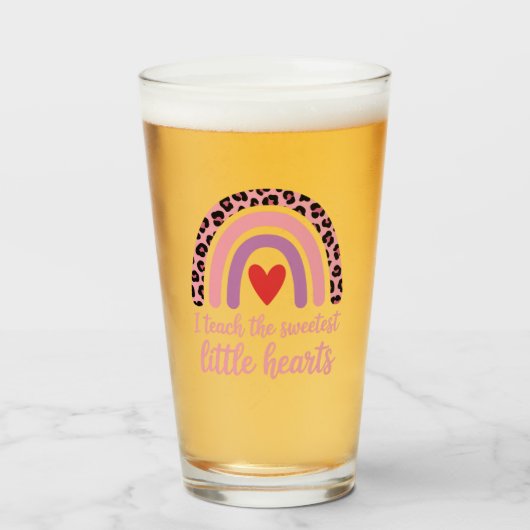 I Teach The Sweetest Hearts Rainbow Teacher Glas (Vorne (Gefüllt))