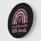 I Teach The Sweetest Hearts Rainbow Teacher Große Wanduhr (Winkel)