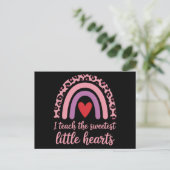 I Teach The Sweetest Hearts Rainbow Teacher Postkarte (Stehend Vorderseite)