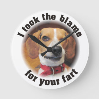 I took the blame for your fart winking dog clock runde wanduhr