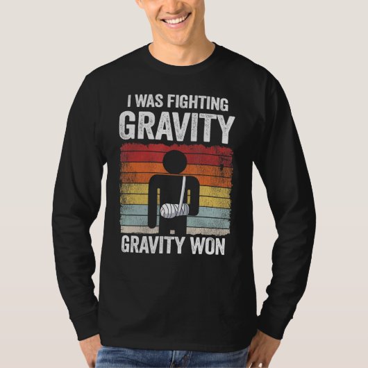 I Was Fighting Gravity Gravity Won Broken Hand Bro T-Shirt (Vorderseite)