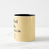 I Work Hard So My Dog Better Life Quote Zweifarbige Tasse (Mittel)