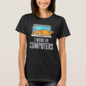 I Work On Computers Cat Quote Tech Coding T-Shirt (Vorderseite)