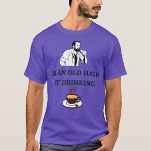 Iamp39M EINE ALTE HAND BEI TRINKTEE T-Shirt