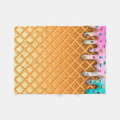 Ice Cream Drip Waffle Cone Pink With Sprinkles Fleecedecke (Vorderseite (Horizontal))