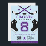 Ice Hockey Kindergeburtstag Party Lila Einladung<br><div class="desc">Lasse deine Skate hoch und plane eine Eishockey-Geburtstagsparty! Dieses Design beinhaltet Eishockeyschläger,  Skate und Puck. Bearbeiten Sie dieses Design so,  dass es den Farben Ihres Teams entspricht.</div>