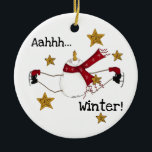 Ice Skaten Snowman Keepake Ornament<br><div class="desc">Ein Schneemann mit einem langen Skate aus Schal,  umgeben von goldenen Sternen und Text lautet "Aahhh... Winter!" auf unserer Ice Skaten Snowman-Snowmann-Urlaubsornament.</div>